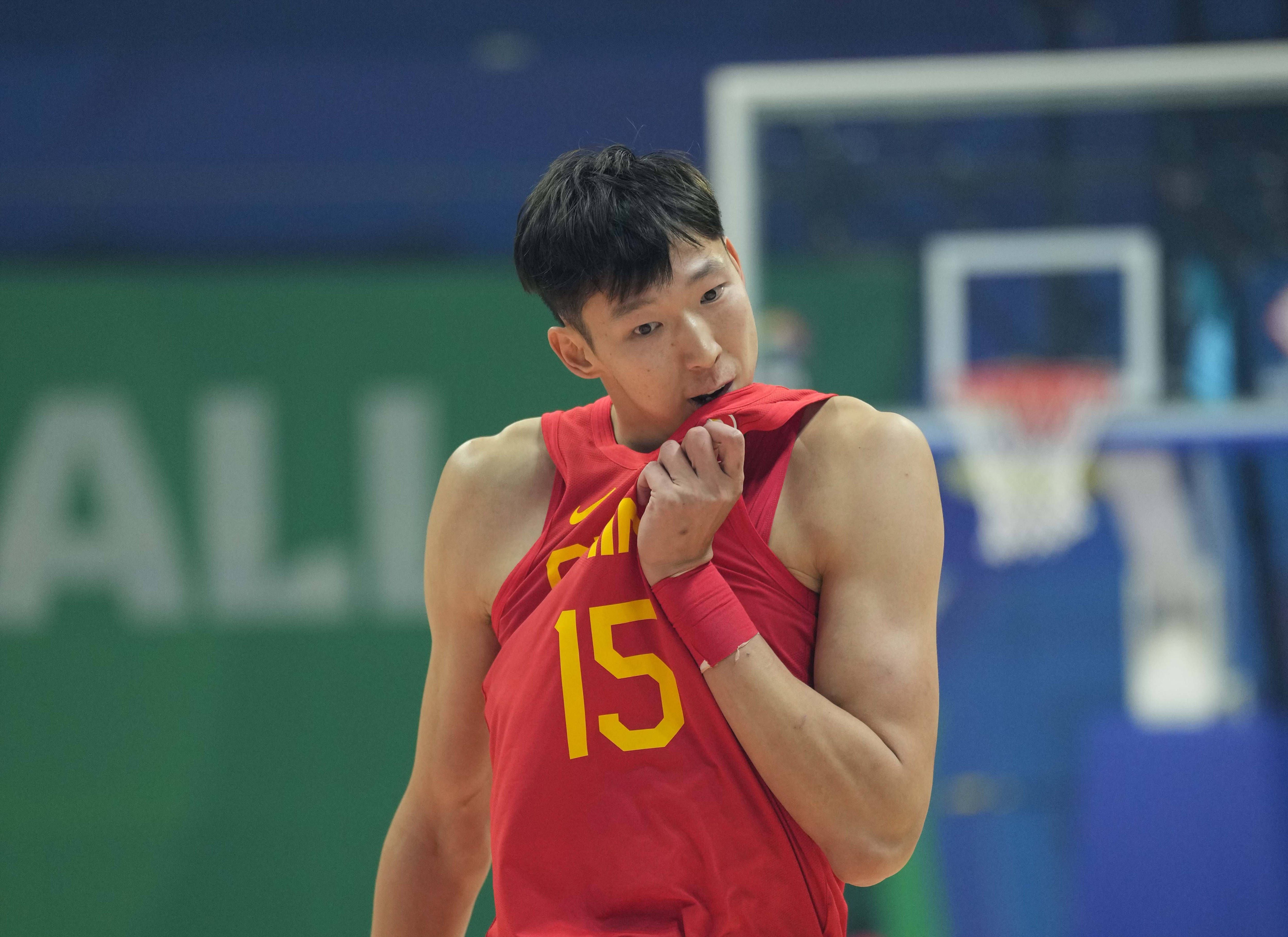 他可以胜任左后卫、中后卫，也可以客串后腰位置。